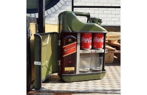 Groene jerrycan minibar opengeklapt met blikjes, fles en glazen